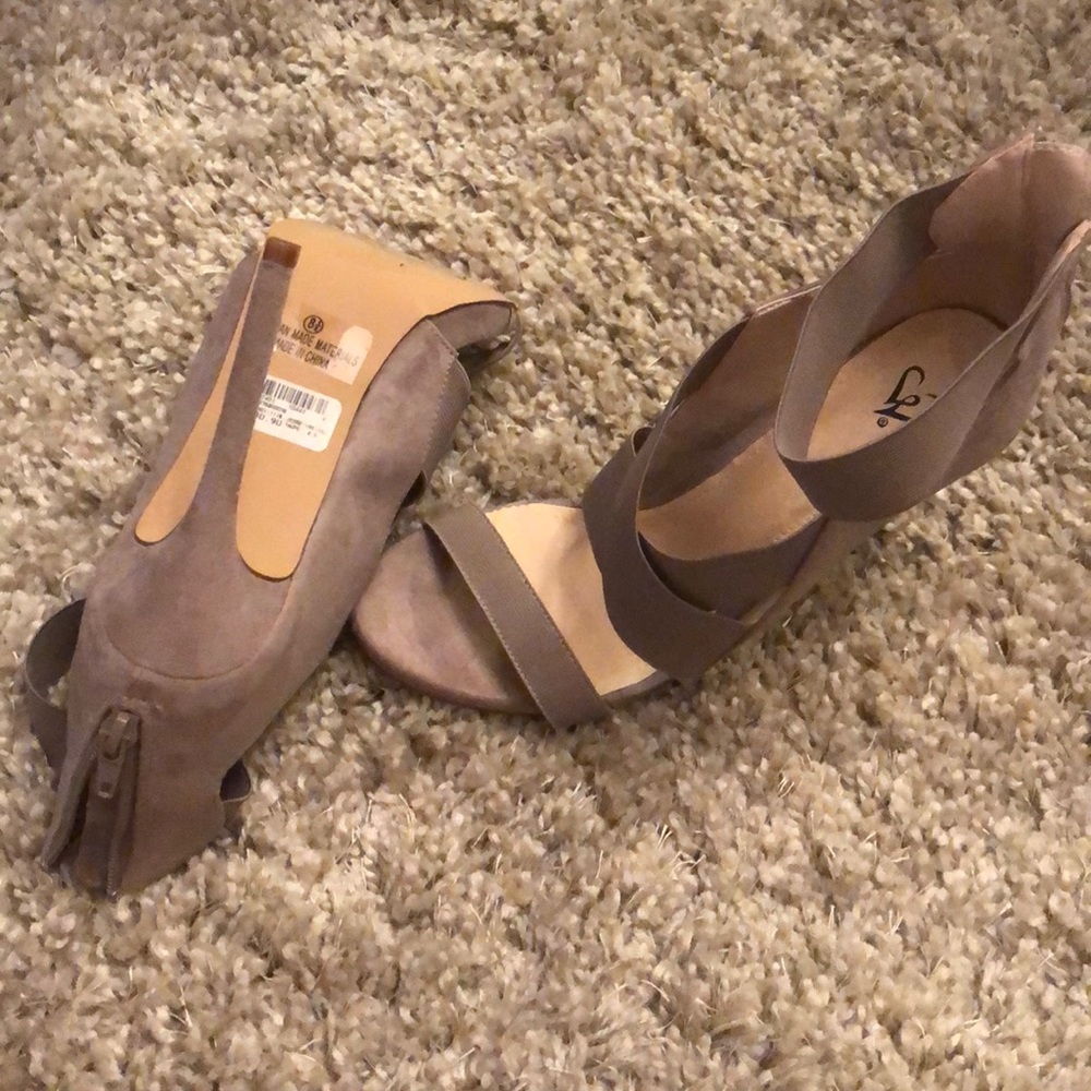 Size 8.5 - Picture 2 of 3